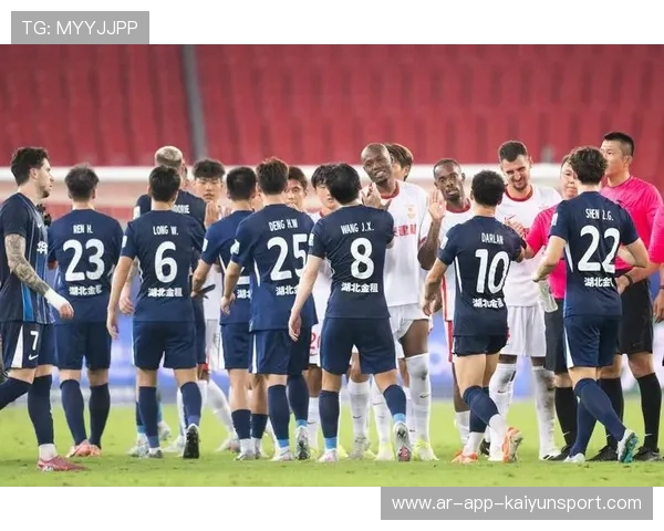 赛后球员互相致意，体育精神受到赞扬，球赛胜利 队员抱在一起